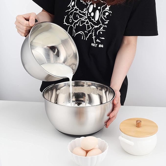 HAPPY KIT 18/8 Mixing Bowls With Lids Set of 2,Stainless Steel Mixing Bowl With Pour Spout, Non-slip Handle and Bottoms, 3 Grater Attachments, Measurement Marks & Lid, Size 5, 3QT(Black)